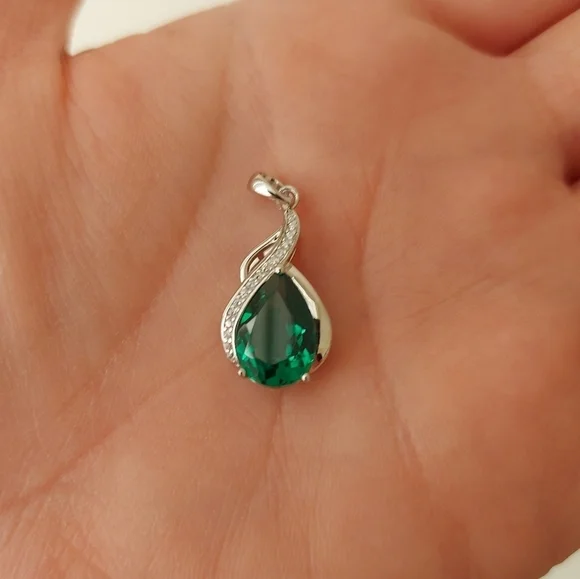 2.7 Carat Emerald Sterling Pendant - Picture 7 of 8